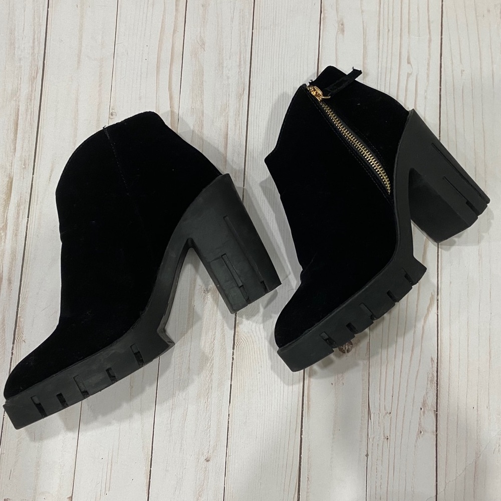 FOREVER 21 VELVET BLACK ANKLE BOOTIES - Picture 2 of 4